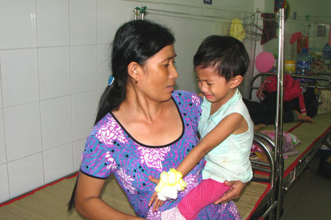 Xin tiền cứu con em với anh nhé!