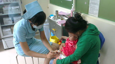 Ôm con chạy khắp nơi 'săn' vắc-xin dịch vụ