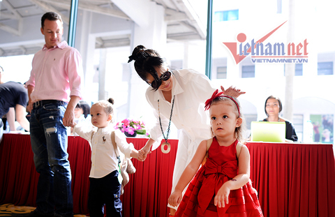 Trang phục của ca sĩ Hồng Nhung lại gây chú ý