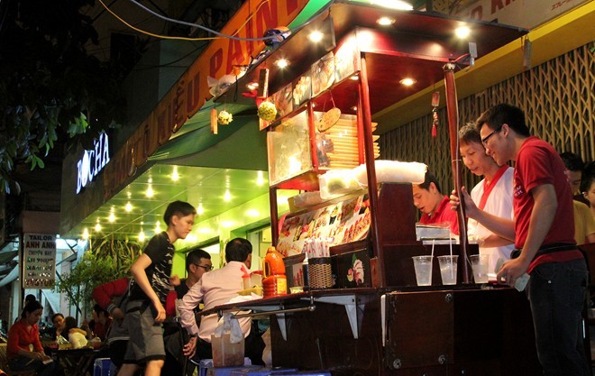 Đặc sản ngoại giá rẻ trên vỉa hè Sài Gòn