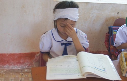 Gia cảnh nghèo nhà bé lớp 3 rơi kênh chết đuối