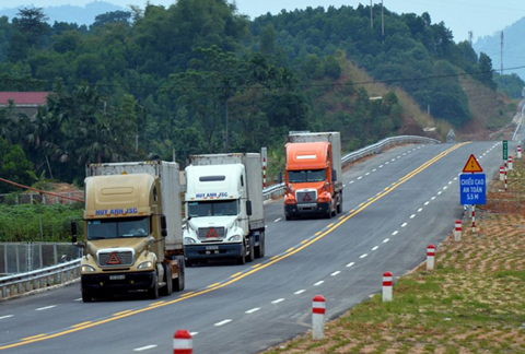 Cứu hộ 'chặt chém' trên tuyến cao tốc dài nhất Việt Nam