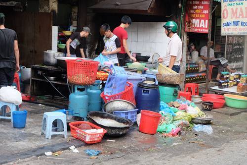 Quán ăn bẩn ở phố cổ Hà Nội bị công an xử phạt