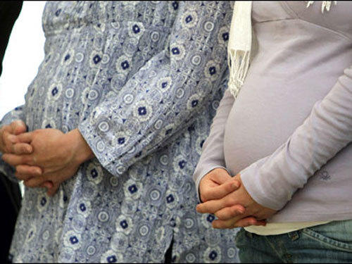 Cuộc đời buồn của thiếu phụ đẻ thuê trả nợ cho chồng