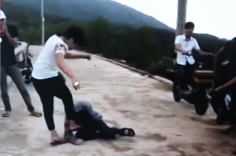 Bất bình cảnh nữ sinh bị 