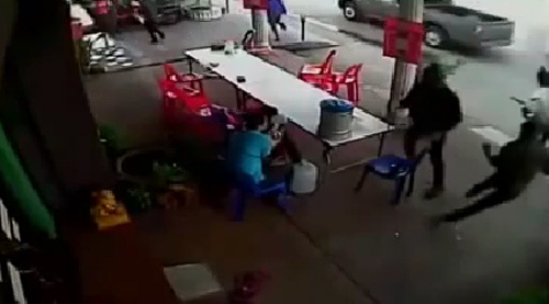 Toán cướp tháo chạy vì bị chủ quán rút súng nã đạn