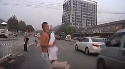 Người phụ nữ cố tình lao đầu vào ô tô