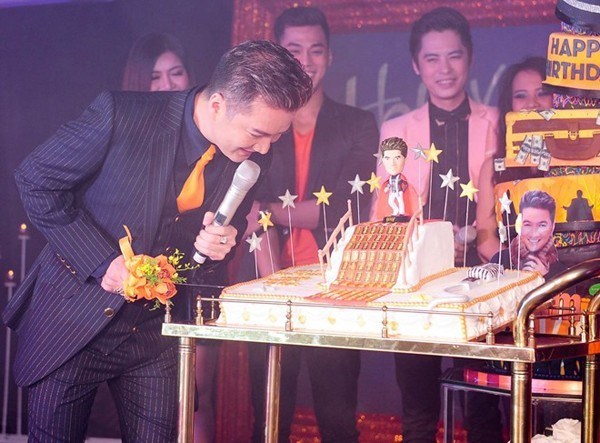 Mr Đàm tiết lộ người tặng bánh sinh nhật dát 100 chỉ vàng