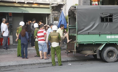 Đột kích karaoke rạng sáng, phát hiện 'động lắc' trá hình