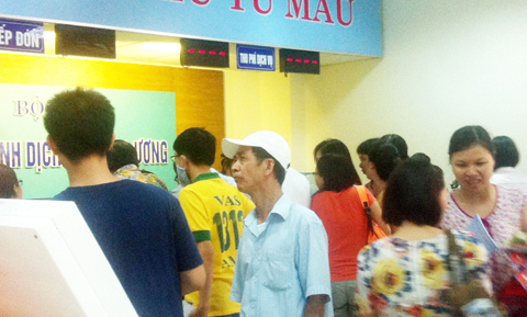 Dân khổ sở xếp hàng tiêm vắc xin dịch vụ