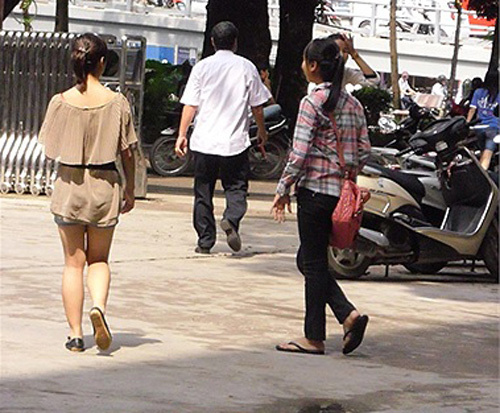 Tại sao đại học phải cấm dép lê, áo mỏng?