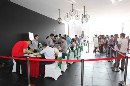 Xếp hàng đăng ký mua chung cư Gamuda