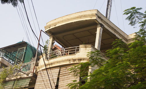 Cảnh sát vây bắt đối tượng 'vi hành' trên nóc nhà