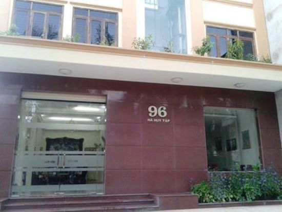 Con giám đốc rút súng gí đầu cổ đông giữa đại hội