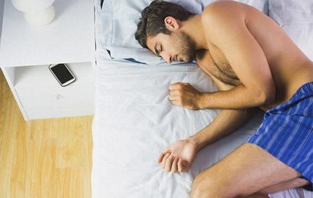 Sạc điện thoại trong phòng ngủ dễ gây béo phì