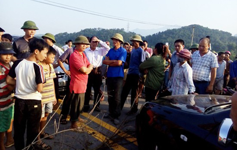 Dân chặn xe trên cao tốc Nội Bài - Lào Cai đòi tiền công