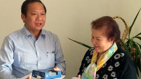 Tặng tài liệu về biển đảo cho người Việt ở CH Séc