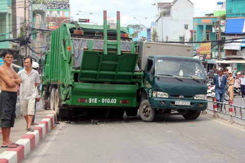 Hàng chục người tháo chạy khi xe rác lao dốc cầu