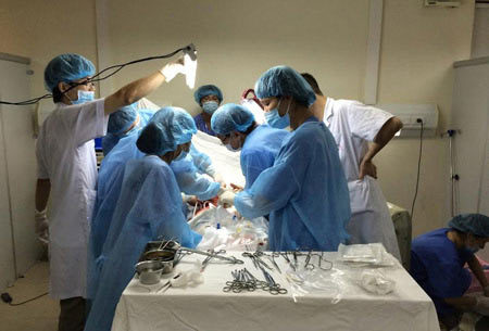 Khoảnh khắc bé 34 tuần sinh ra từ người mẹ đang hôn mê