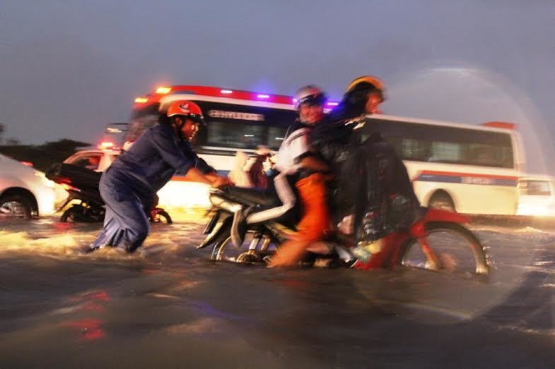 Triều cường cộng mưa lớn, Sài Gòn lại mênh mông như sông