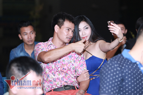 Xuân Bắc chụp ảnh 