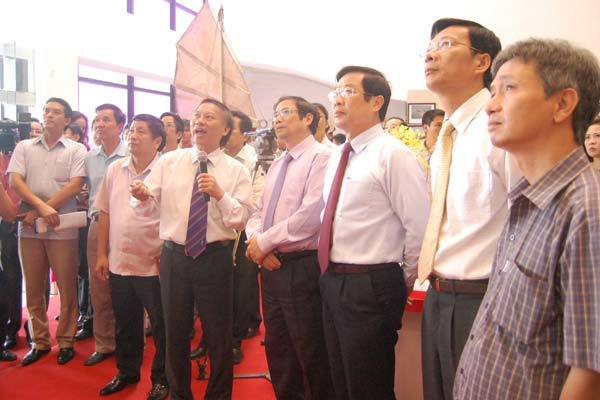 Tặng bằng chứng chủ quyền biển đảo cho tỉnh Quảng Ninh