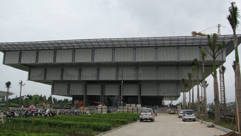 Khi 'nhà nghèo' vung tay trăm tỷ, nghìn tỷ