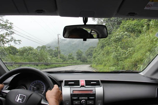 Hai tỷ mua ôtô hay gửi tiết kiệm đi taxi?