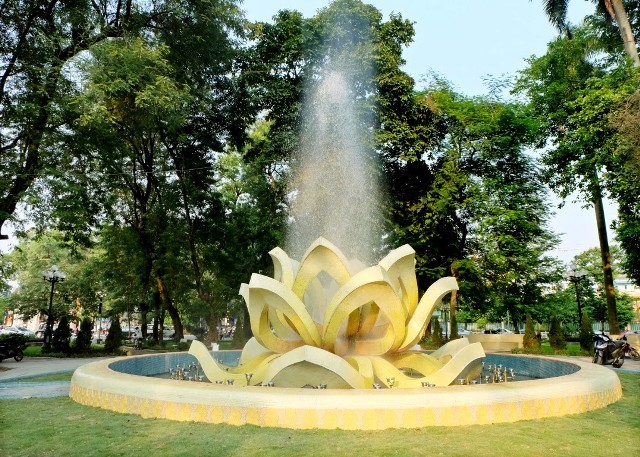 Bông sen khổng lồ giữa Thủ đô