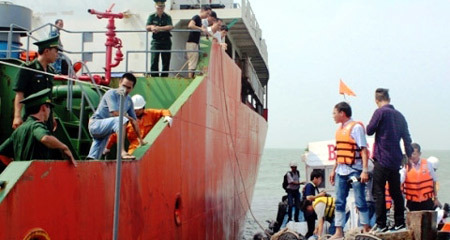 Tiếp cận tàu Sunrise sau khi bị cướp biển tấn công