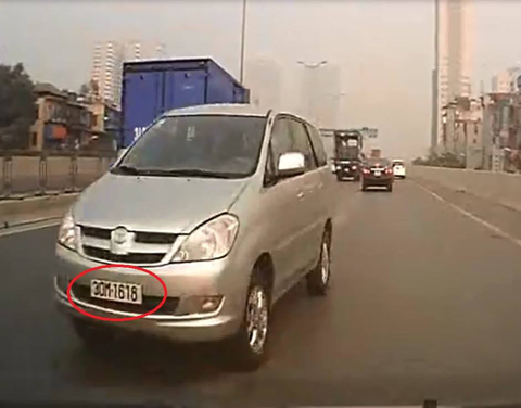 Cảnh ô tô đi ngược chiều khó tin giữa Thủ đô
