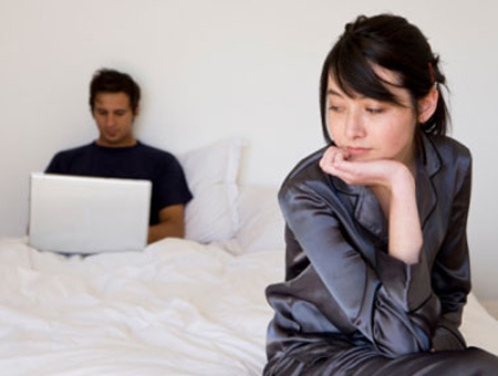 Đau lòng phát hiện ngăn kéo bí mật chứa 3 đồ vật cũ kỹ của chồng