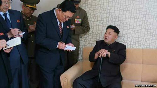 Chùm ảnh Jong Un tươi cười chống gậy tái xuất