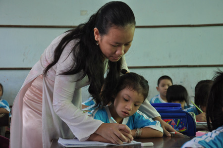 Ngày đầu tạm biệt ‘Hôm nay con được mấy điểm’