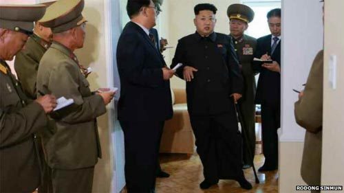 Thế giới 24h: Kim Jong Un chống gậy tái xuất