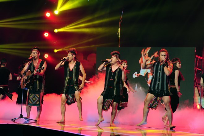 Lấy khăn Piêu đóng khố: Cần xin lỗi trên truyền hình