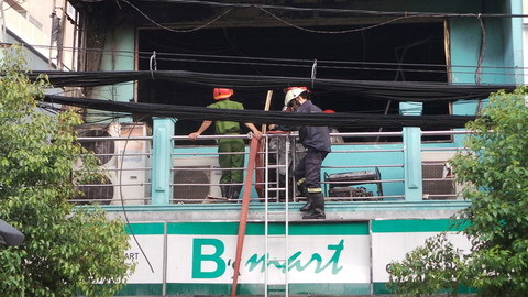 Tháo chạy vì siêu thị mini phát cháy