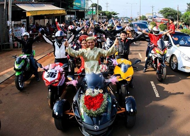 Chú rể cưỡi siêu mô tô rước dâu gây xôn xao mạng xã hội