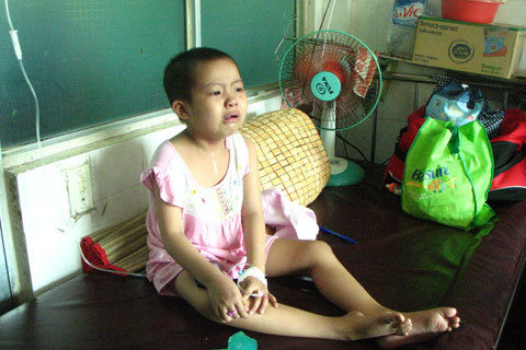 Cha mẹ nghèo phận con bị ung thư máu mỏng manh
