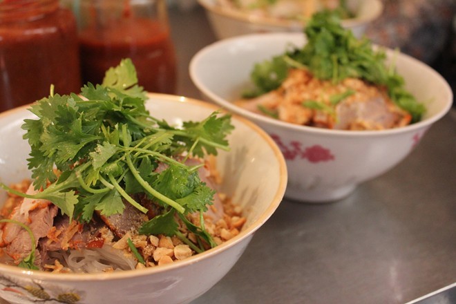 Khách Tây ngây ngất với tour ẩm thực Hà Nội