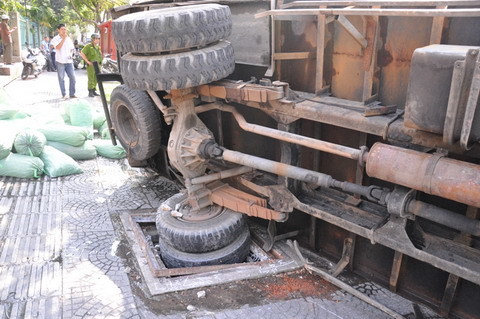 Chiếc nắp cống và nỗi đau người ở lại