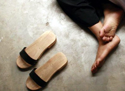 Nữ sinh cấp hai dùng guốc đánh bạn đến chết