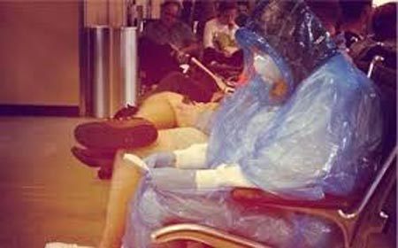 Hãi Ebola, khách Mỹ mặc áo mưa đi máy bay