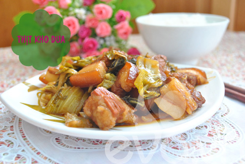 Bữa cơm có thịt kho dưa ấm cúng ngày mưa