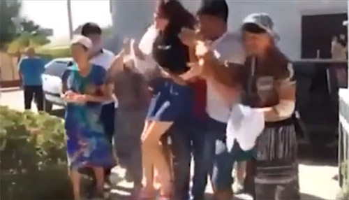 10 clip 'nóng': Thiếu nữ gào thét vì bị bắt cóc làm cô dâu