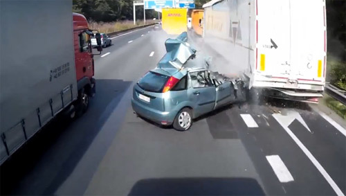 Sống sót sau 2 cú đâm ô tô liên tiếp