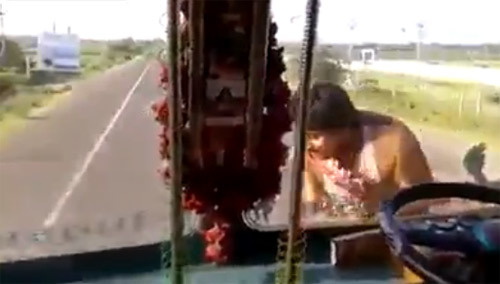 Khiếp cảnh tài xế bỏ lái đi dạo ngoài cabin