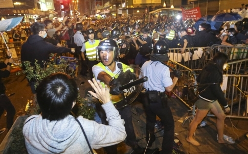 Hỗn loạn tái diễn tại biểu tình ở Hong Kong