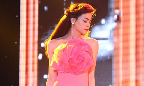 Hồ Ngọc Hà váy xẻ táo bạo gợi cảm không thể rời mắt