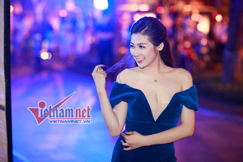 Á hậu Tú Anh gợi cảm khoe vòng một đầy đặn